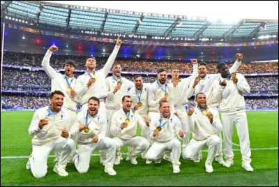 Ce sport se joue à 7 et l'équipe de France masculine a remporté une médaille d'or. Quel est ce sport ?