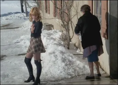 Qui est cette actrice d&eacute;but&eacute; aux c&ocirc;t&eacute;s de Simone Signoret dans le film "Les Granges br&ucirc;l&eacute;es" ?