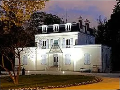Je vous attends au château du Gros Buisson, à Vigneux-sur-Seine. Ville d'un peu plus de 31 000 habitants, dans l'arrondissement d'Évry-Courcouronnes, elle se situe dans le département ...