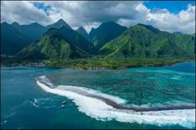 Dans quelle ancienne commune française, devenue commune associée à Taiarapu-Ouest à Tahiti les épreuves de surf se déroulent-elles ?