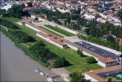 Quelle est la longueur du bâtiment qui servait à fabriquer les cordes pour les voiliers de Louis XIV, ce bâtiment s'appelle " la Corderie Royale " et se trouve à Rochefort ?