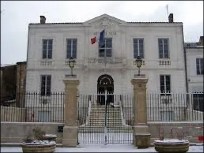 Ville de l'arrondissement de Langon, sur la rive droite de la Garonne, Saint-Macaire se situe dans le département ...