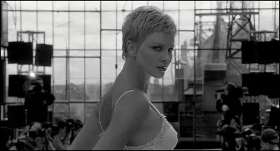 Comment s'appelle cette comédie dramatique avec Theron ?