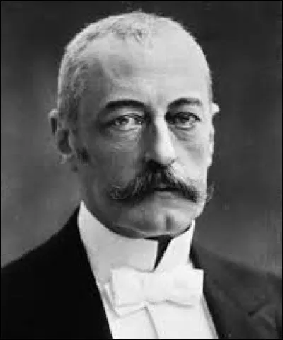 Homme d'&Eacute;tat, Pierre Waldeck-Rousseau est n&eacute; &agrave; Nantes le 2 d&eacute;cembre 1846 et s'est &eacute;teint &agrave; Corbeil-Essonnes le 10 ao&ucirc;t 1904. D&eacute;put&eacute;, ministre, il devient du 22 juin 1899 au 7 juin 1902, pr&eacute;sident du Conseil des ministres fran&ccedil;ais et ministre de l'Int&eacute;rieur et des Cultes. Qui &eacute;tait alors le pr&eacute;sident de la R&eacute;publique ?