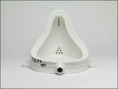 Quel plasticien est l'auteur de cette uvre baptisée ''Fontaine'' qui consiste en un urinoir en porcelaine renversé ?