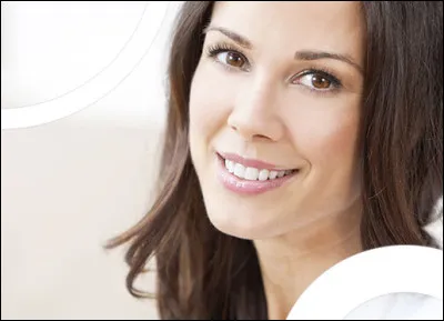 Quel nom donne-t-on au sourire lorsque les coins de la bouche sont relevés vers l'extérieur, et les muscles releveurs de la lèvre supérieure sont contractés, ce qui laisse apparaître les dents supérieures ?