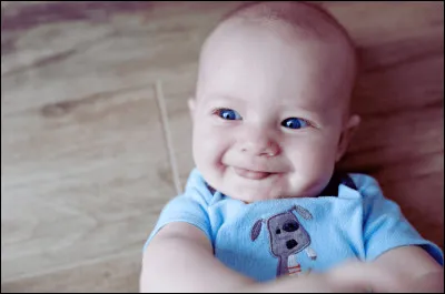 Le premier vrai sourire apparaît habituellement autour d'environ...