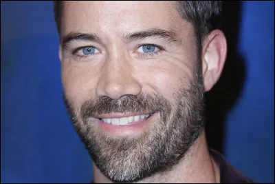 Qui est ce chanteur, auteur du titre ''Le Sourire'' ?