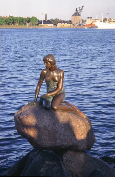La Petite Sirène est une statue créée en 1913 par Edvard Eriksen et est le symbole de son pays. Dans quelle capitale se situe-t-elle ?