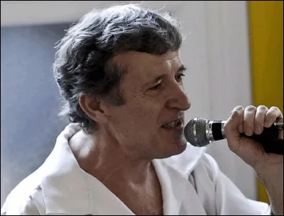 Qui est ce chanteur, s'illustrant dans la chanson pour enfants, auteur-compositeur et interprète de la chanson ''Le crabe'' ?