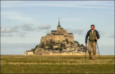 Qui incarne le marcheur dans le film "Sur les chemins noirs" en 2023 ?