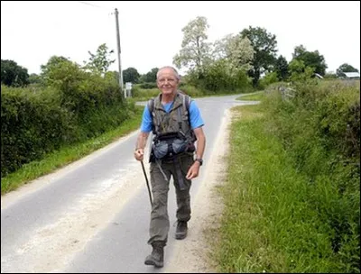 Qui est ce médecin généticien auteur du livre "Pensées en chemin : ma France des Ardennes au Pays basque" ?