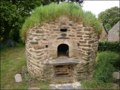 Km 37,9 : Voeren. C'est un village du Limbourg belge exclavé dans le Limbourg néerlandais. Quel est son nom belge ?