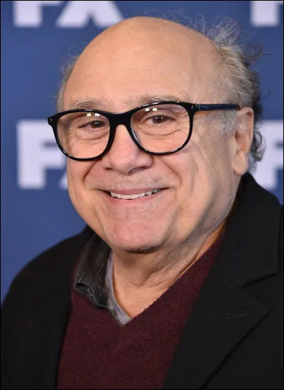 En quelle tenue le personnage interprété par Danny DeVito fait-il son strip-tease ?