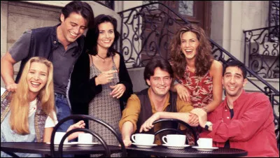 Dans quel lieu se trouvent les personnages dans la toute premi&egrave;re sc&egrave;ne du premier &eacute;pisode de "Friends" ?