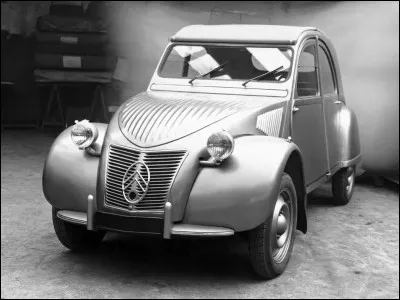 Quelle puissance réelle développe le bicylidre de 375 cm3 de la 2cv Citroën commercialisée en 1949 ?