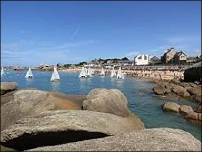 Nous terminons notre promenade en Bretagne, sur la plage de Coz Pors, à Trégastel. Station balnéaire sur la Côte de Granit rose, dans l'aire urbaine Lannionaise, elle se situe dans le département ...