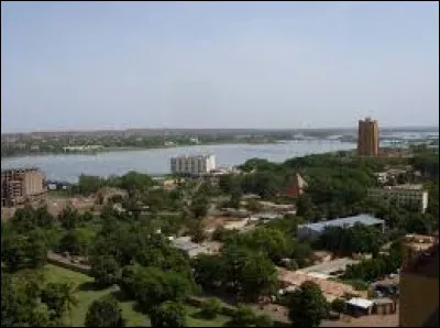 B

De quel pays d'Afrique de l'Ouest la ville de Bamako est-elle la capitale ?