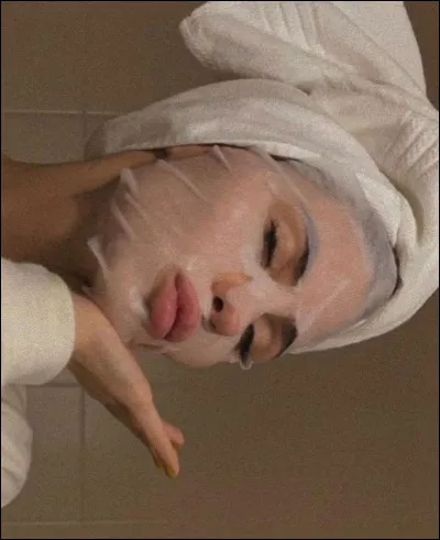 Fais-tu des skincares ? (C'est quand on prend soin de sa peau en appliquant des crèmes, du sérum, des masques, etc.)