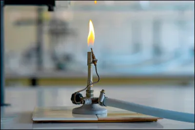 Quel est le nom de cet appareil de laboratoire destiné à produire une flamme ouverte avec du gaz combustible ?