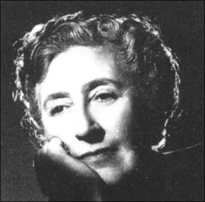 Qui est cette écrivaine britannique, auteure du recueil de nouvelles fantastiques ''Le Flambeau'' ?