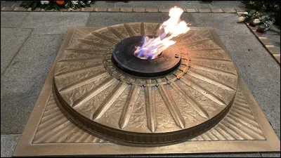 Où est située la flamme de la tombe du soldat inconnu en France ?