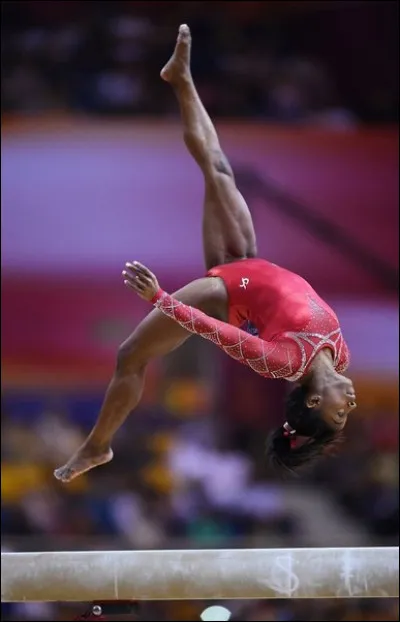 Qui est cette renversante athlète américaine aussi à l'aise sur une poutre que sur le sol ?
