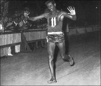De quelle nationalité est Abebe Bikila qui gagne le marathon aux JO de Rome en 1960 en courant pieds nus ?