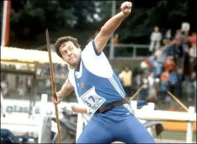 De quelle nationalité est ce lanceur qui en 1984 propulse son javelot à 104,80 mètres dans l'aire d'entrainement des des sauteurs en hauteur ?