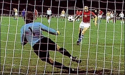 Qui est ce joueur de football tchèque utilisant, durant un pénalty en 1976, un tir avec une trajectoire bombée, au centre du but ?
