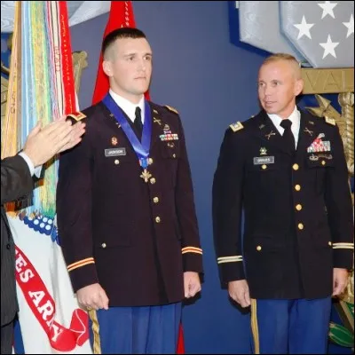 Quelle feuille darbres du genre Quercus se caractérise par une forme crénelée ou une division en lobe ?