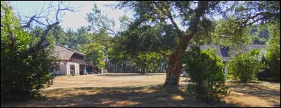 Km 26,1 : Vlessart. C'est un village de la commune de Léglise, il est d'un type particulier, lequel ?