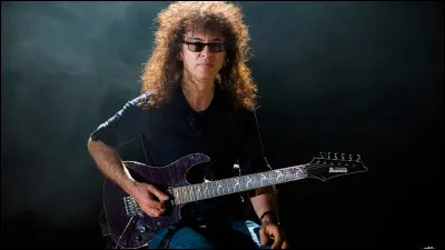 Et ce guitariste français, quel est son nom ?