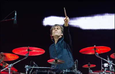 Comment s'appelle le célèbre batteur du groupe de rock français "Téléphone" ?