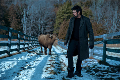 Dans la saison 4, quel animal n'appara&icirc;t pas sous compos&eacute; V dans la ferme qui sert de laboratoire &agrave; Victoria Neumann ?