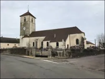 Vous avez sur cette image l'église Saint-Germain-d'Auxerre, à Molay. Village de l'aire d'attraction Doloise, il se situe dans le département ...