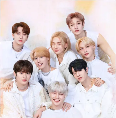 Tes amis sont repartis chez eux, et tu repenses à cette belle soirée passée ensemble, puis à la place que tu occupes dans ce groupe. Tu es plus...