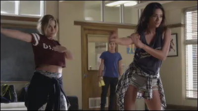 Dans la saison 5, épisode 20, Emily donne un cours de danse à Hanna. Sur quelle chanson répètent-elles ?