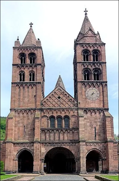 Dans quelle commune alsacienne faut-il se rendre pour admirer cette imposante église romane ?