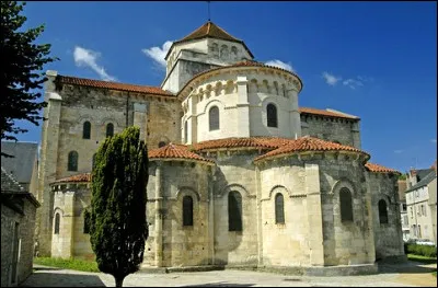 Dans quel département se situe l'église romane Saint-Étienne de Nevers ?