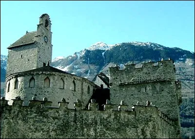 Quelle commune pyrénéenne répertorie cette curieuse église fortifiée des Templiers ?