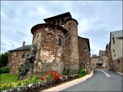 Dans quel département se situe l'église romane Sainte-Anne de Sébrazac ?