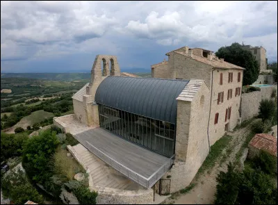 En quoi l'église en ruine de Saint-Christophe à Vachères a-t-elle été reconvertie ?