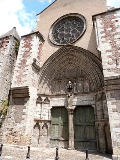 Toujours dans le même département je me trouve à l'église Saint-Urcisse, je suis donc dans la ville de...