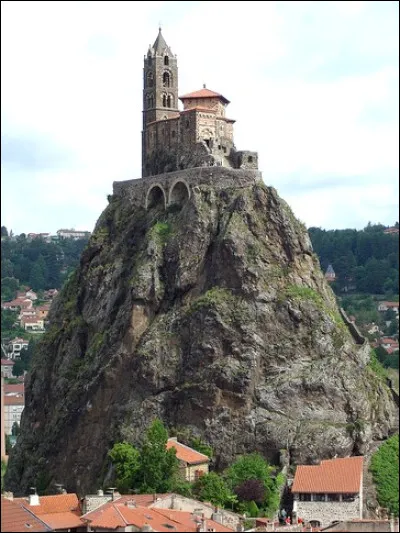 Sur son éperon rocheux, l'église Saint-Michel d'Aiguilhe se situe dans la commune limitrophe...