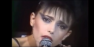 Quant à Jeanne, quand elle ne chante pas "En rouge et noir", que fait-elle ?