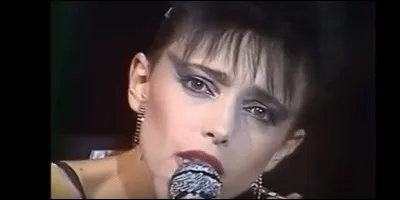 Quant &agrave; Jeanne, quand elle ne chante pas "En rouge et noir", que fait-elle ?