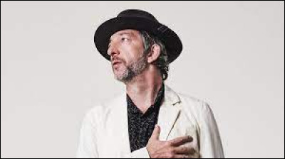 Fils de Jacques Higelin, il chante "Adieu Tristesse ! Que dire de lui ?