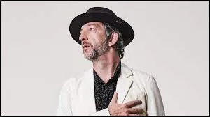 Fils de Jacques Higelin, il chante "Adieu Tristesse ! Que dire de lui ?