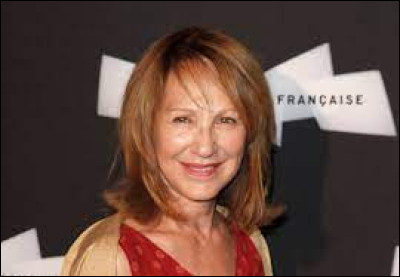 Dans tout le quiz, on joue avec le nom de famille des stars !
On joue avec son nom de famille ! Que fait Nathalie ?